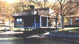 housboat.jpg (10642 bytes)